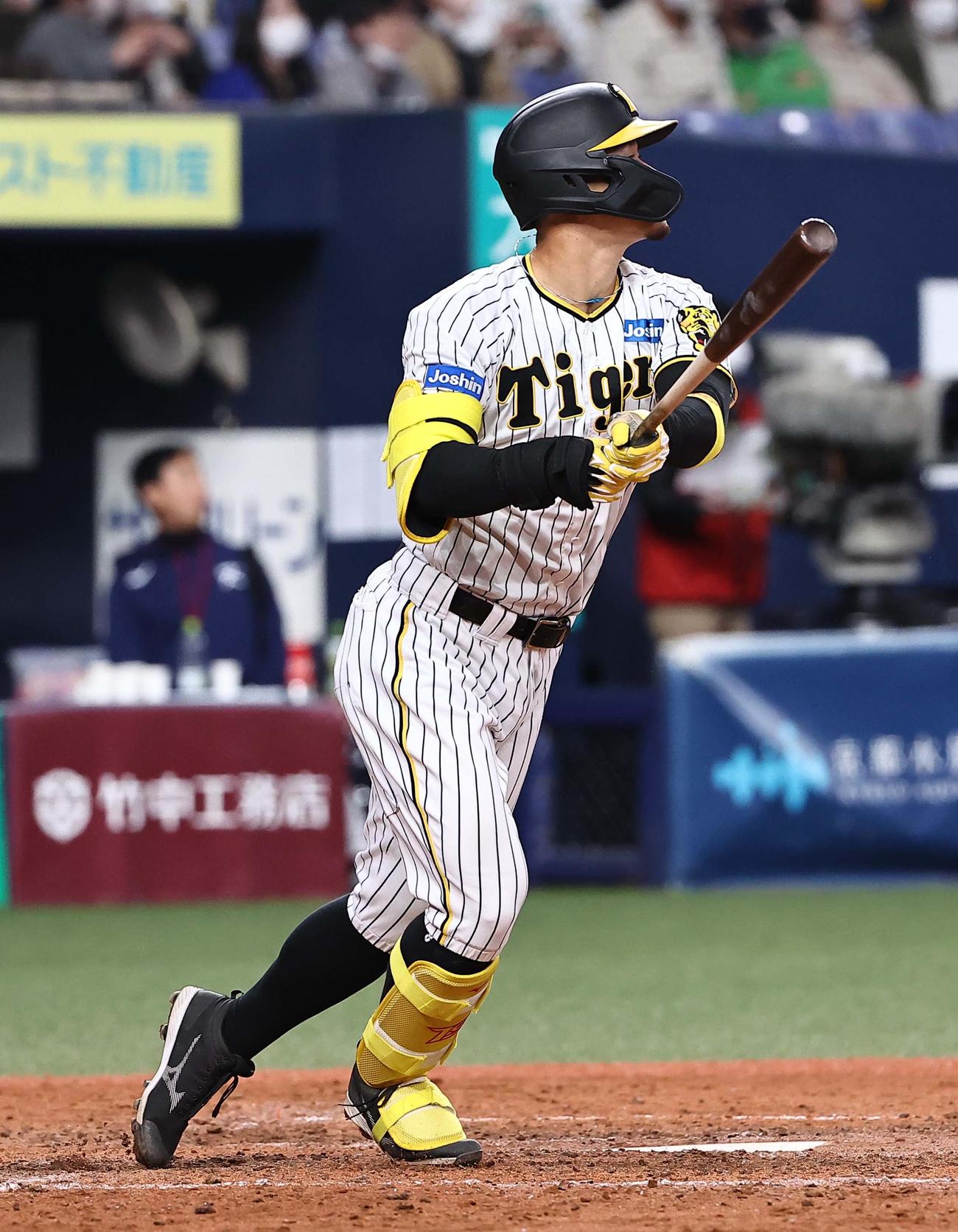 阪神対韓国　8回裏阪神無死、佐藤輝は中越え本塁打を放つ（撮影・上田博志）