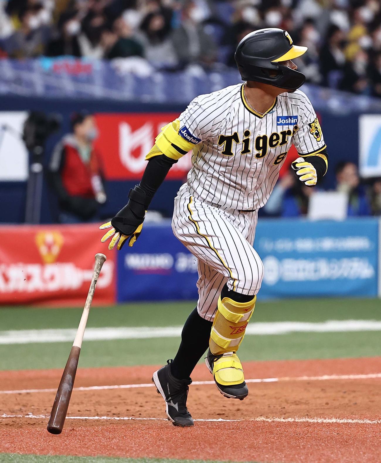 阪神対韓国　8回裏阪神無死、佐藤輝は中越え本塁打を放つ（撮影・上田博志）