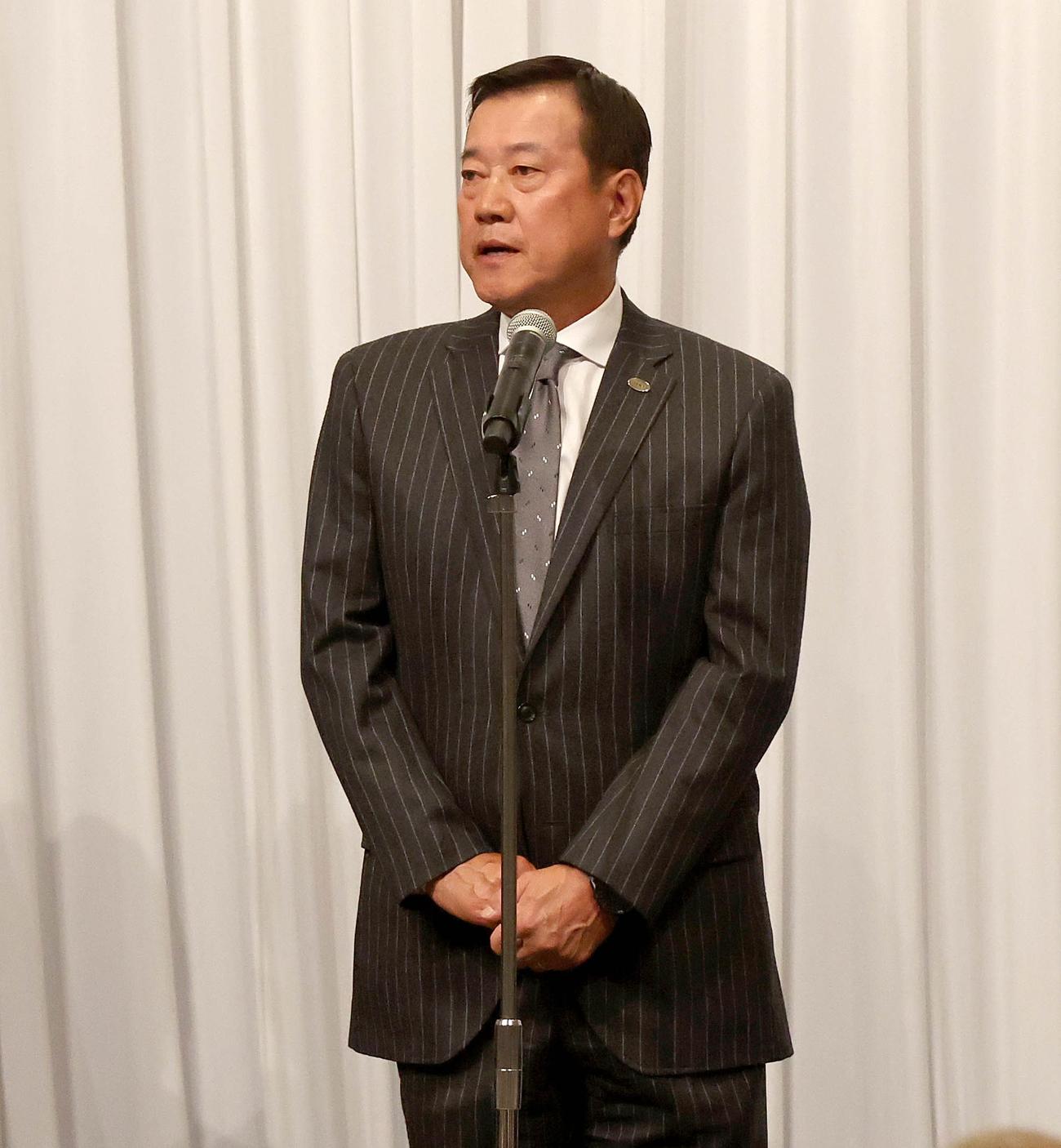 燦燦会であいさつをする巨人原監督（代表撮影）