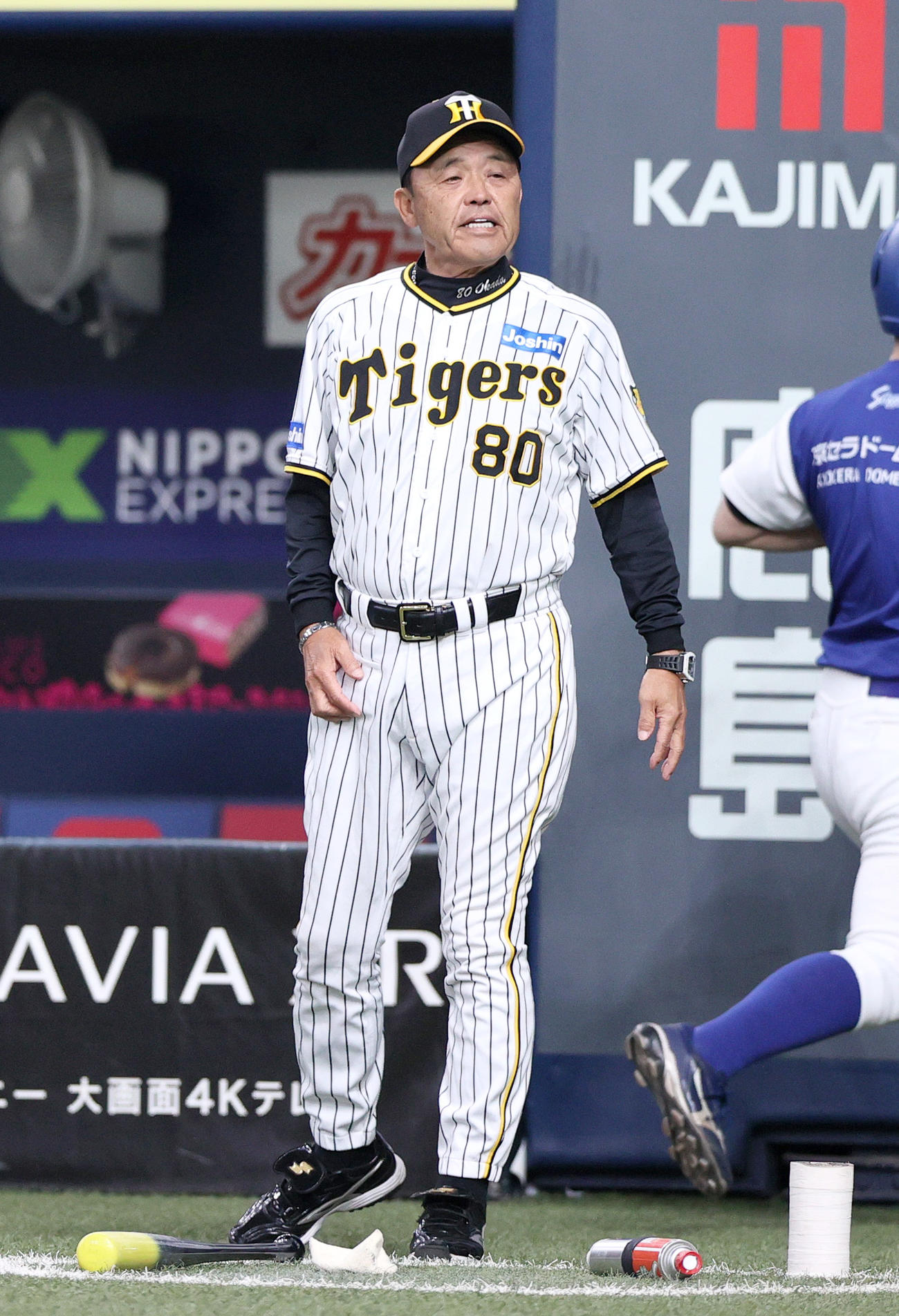阪神対韓国　5回終了後、岡田監督は球審に選手交代を告げる（撮影・上山淳一）