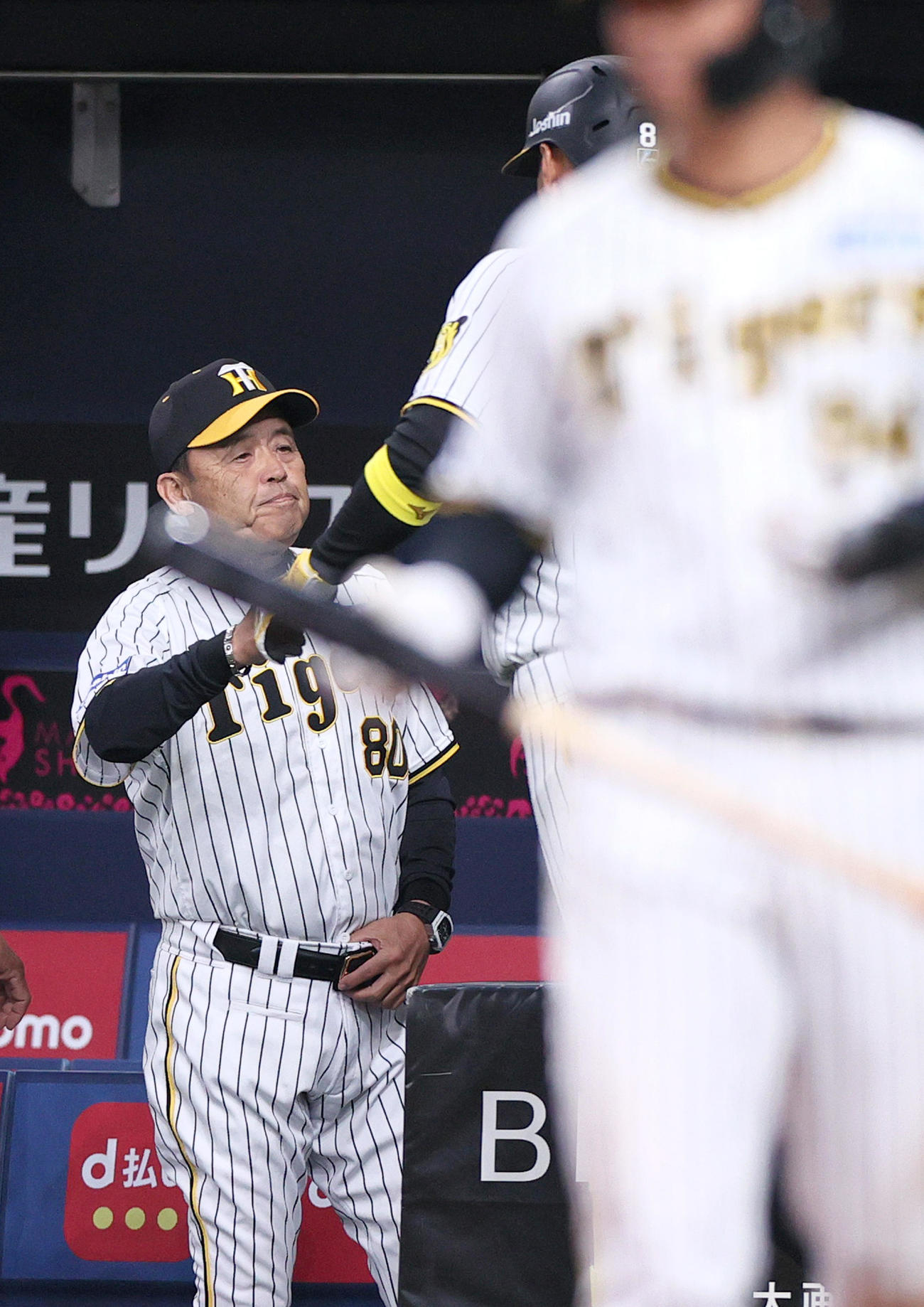 阪神対韓国　8回裏阪神無死、岡田監督（左）は中越え本塁打を放った佐藤輝を出迎える（撮影・上山淳一）