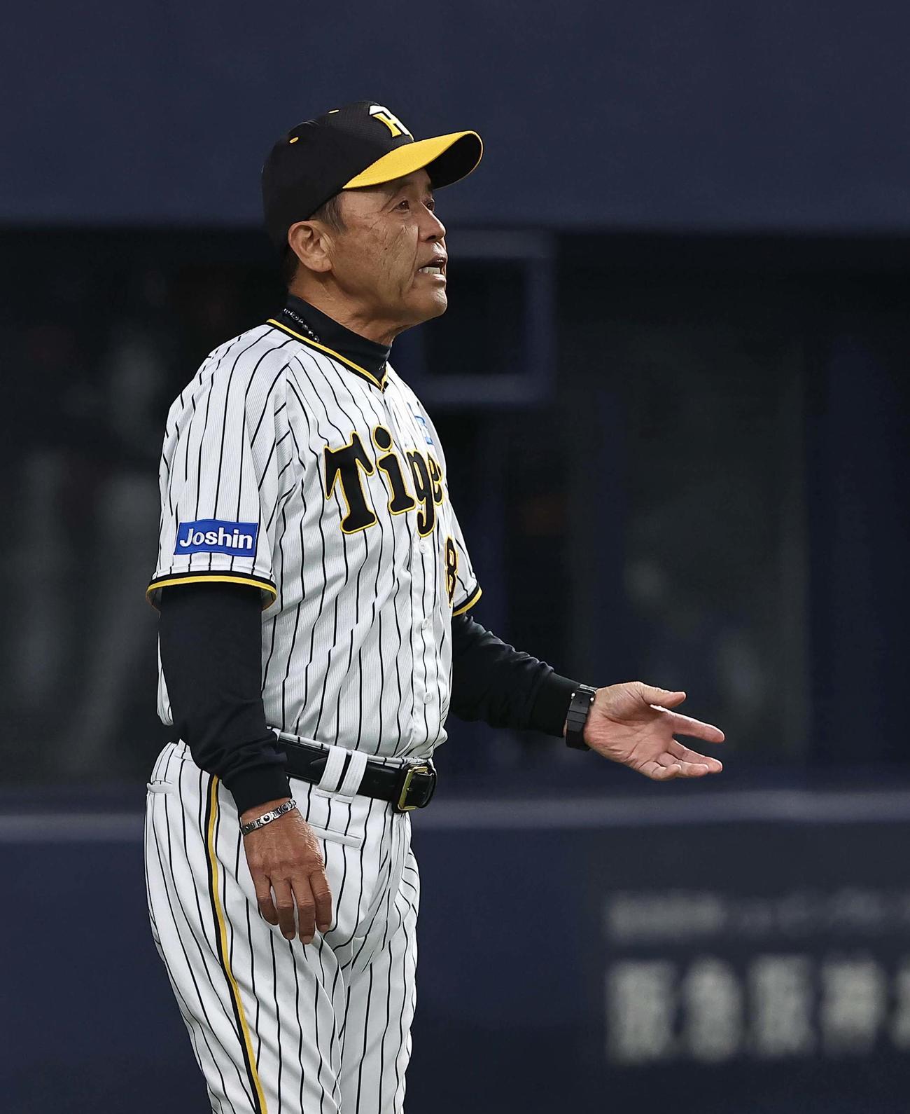 阪神対韓国　選手交代を告げる岡田監督（撮影・上田博志）