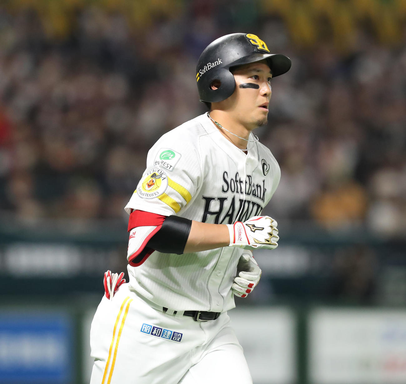ソフトバンク対ヤクルト　6回裏ソフトバンク1死満塁、栗原は右越え満塁本塁打を放つ（撮影・屋方直哉）
