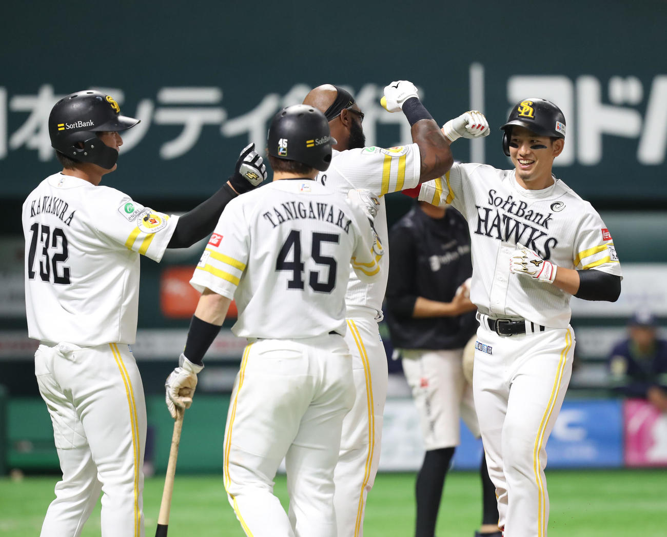 ソフトバンク対ヤクルト　6回裏ソフトバンク1死満塁、栗原（右）は右越え満塁本塁打を放ち、笑顔でナインとタッチを交わす（撮影・屋方直哉）
