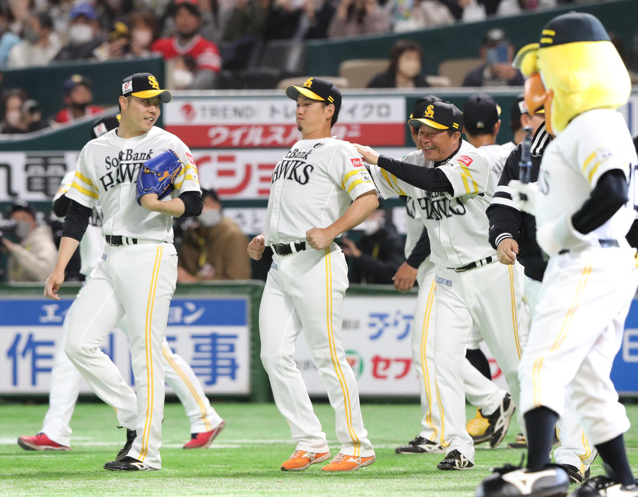 ソフトバンク対ヤクルト　満塁弾を放った栗原陵矢は森浩之ヘッドコーチに肩をもまれる、左は松本裕樹（撮影・梅根麻紀）