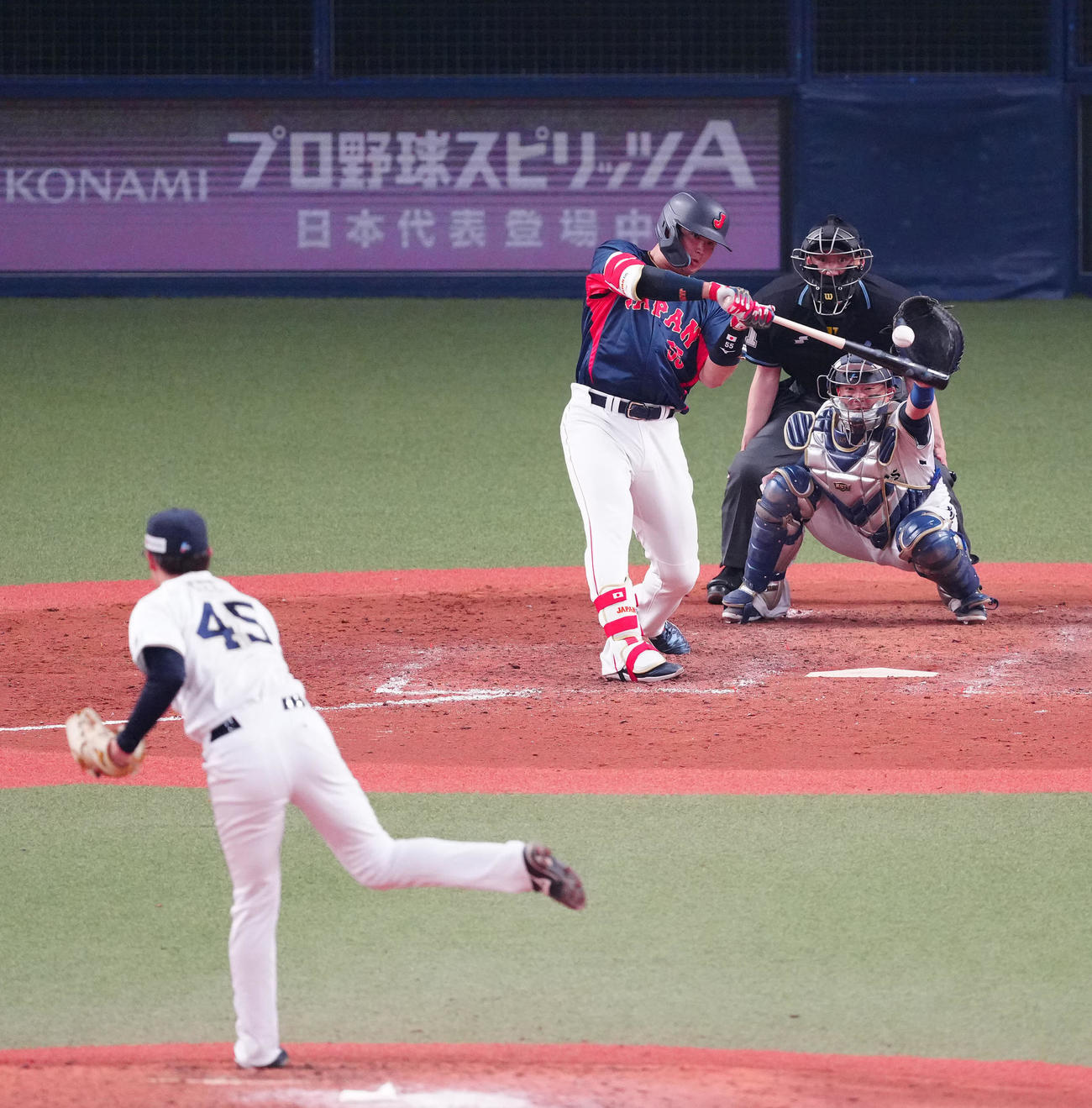 侍ジャパン対オリックス　6回裏侍ジャパン1死満塁、空振り三振に倒れる村上（撮影・江口和貴）