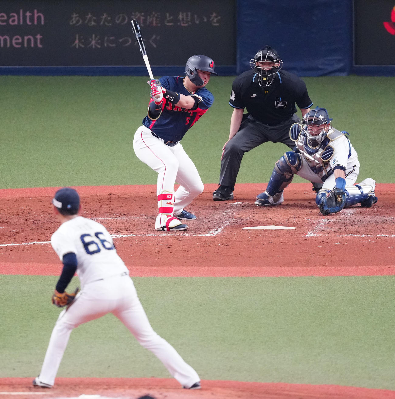 侍ジャパン対オリックス　4回裏侍ジャパン2死満塁、空振り三振に倒れる村上。投手吉田（撮影・江口和貴）