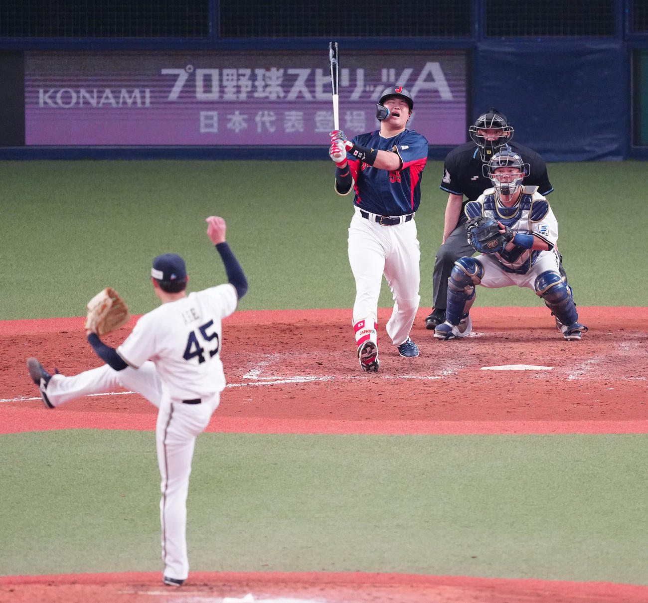 侍ジャパン対オリックス　6回裏侍ジャパン1死満塁、空振り三振に倒れ、厳しい表情の村上。投手阿部（撮影・江口和貴）