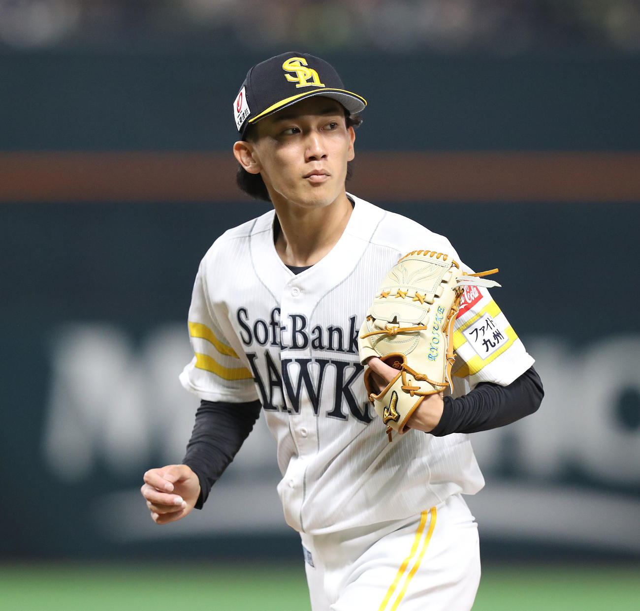 ソフトバンク対ヤクルト　8回表を投げ終え、ベンチに戻る大津（撮影・屋方直哉）