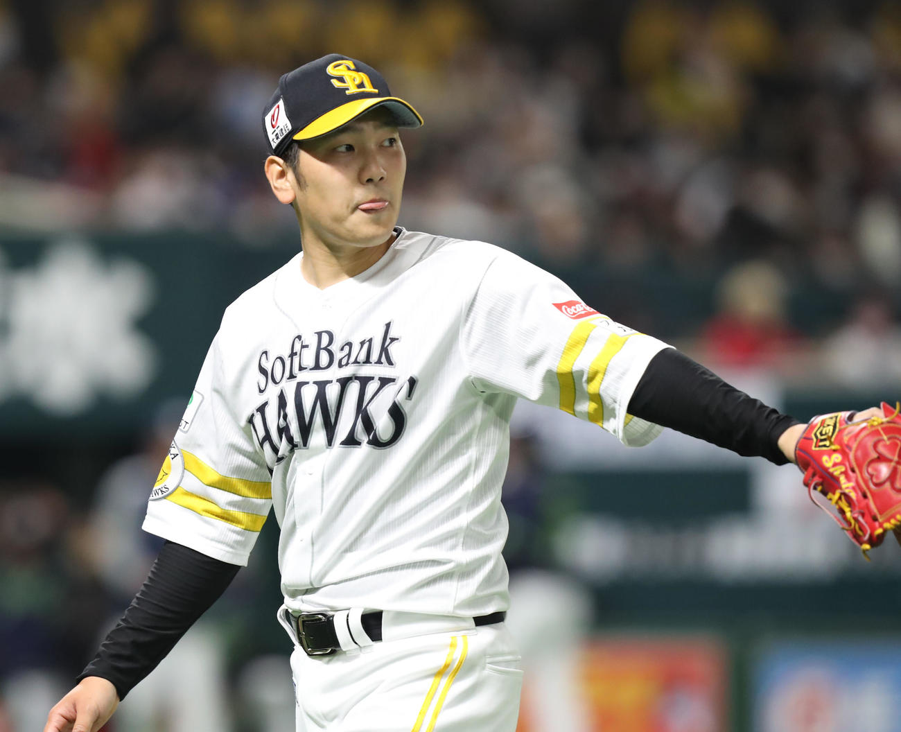 ソフトバンク対ヤクルト　2回表を投げ終え、ベンチに戻る石川（撮影・屋方直哉）