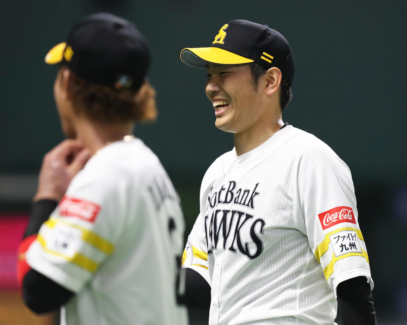 ソフトバンク対ヤクルト　2回表を投げ終え、笑顔でベンチに戻る石川（撮影・屋方直哉）