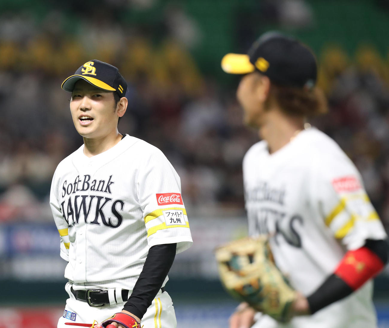 ソフトバンク対ヤクルト　3回表を投げ終え、今宮（右）と話しながらベンチに戻る石川（撮影・屋方直哉）