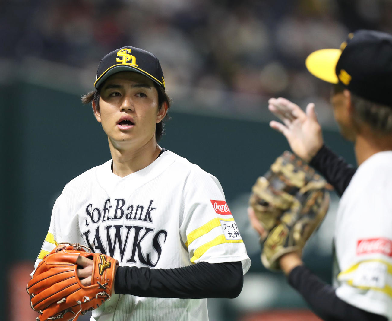 ソフトバンク対ヤクルト　6回表を投げ終え、ベンチに戻る高橋礼（撮影・屋方直哉）