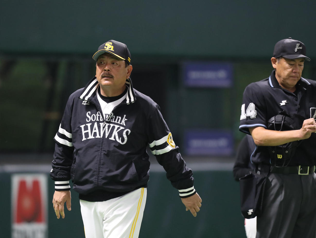 ソフトバンク対ヤクルト　6回表に選手の交代を告げる藤本監督（撮影・屋方直哉）