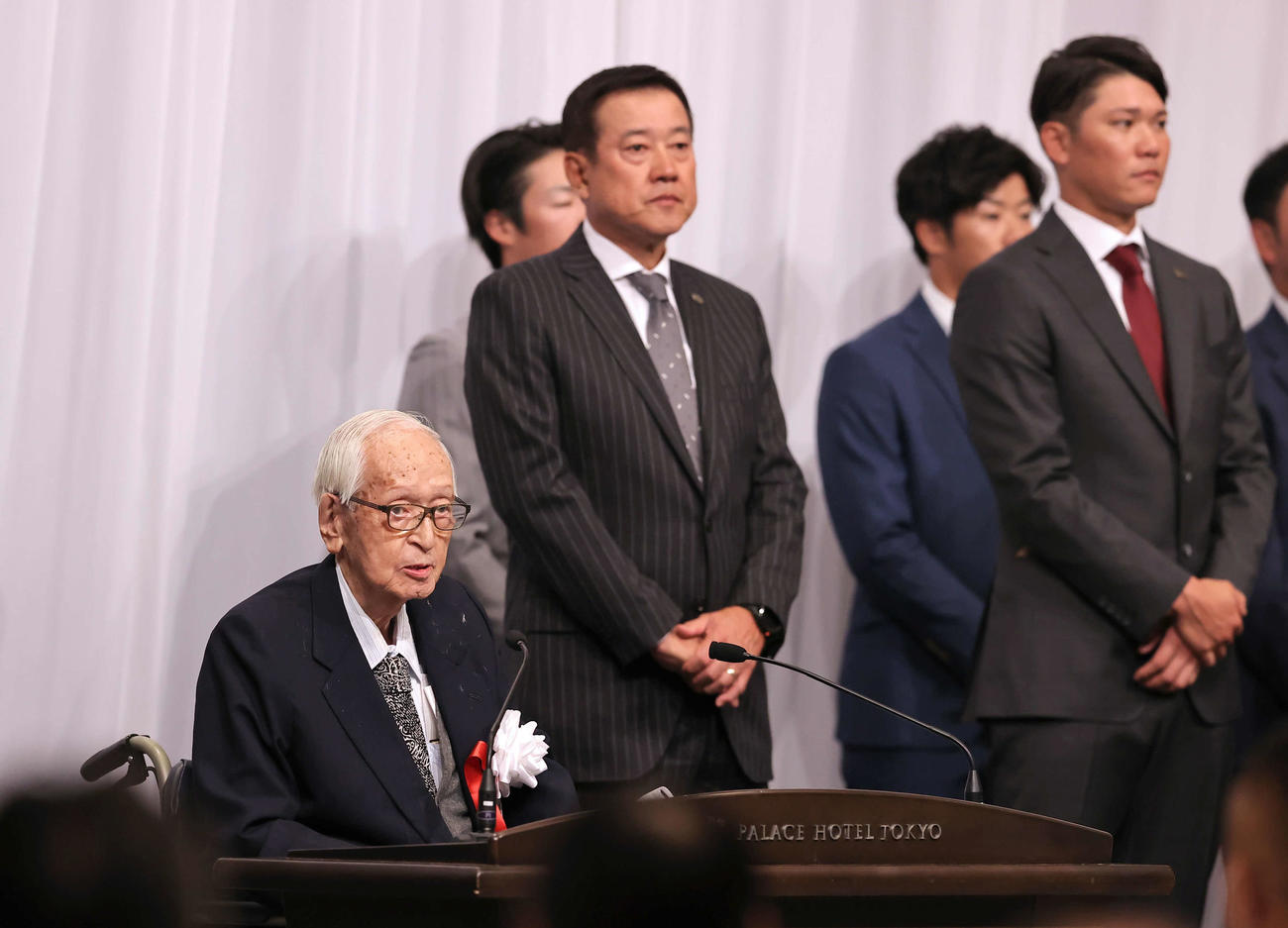 燦燦会であいさつをする読売新聞グループ本社渡辺恒雄代表取締役主筆。後方左から巨人原監督、坂本（代表撮影）