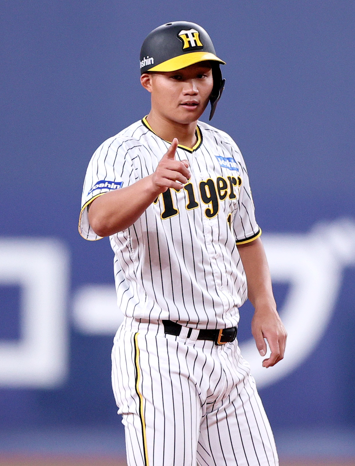 阪神対韓国　3回裏阪神2死一塁、森下は二塁打を放ち塁上でポーズ（撮影・上山淳一）