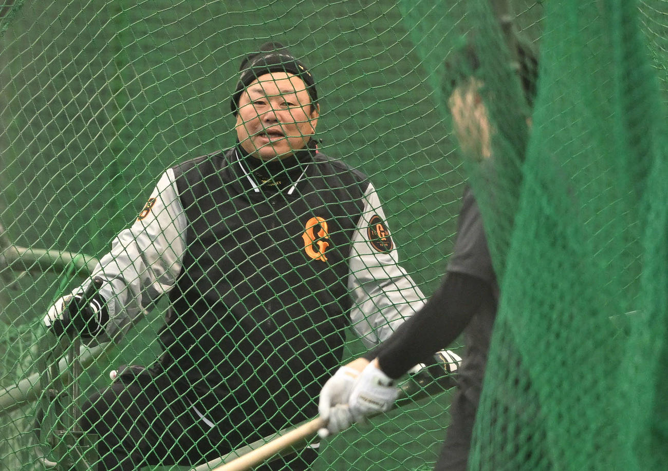 2月5日、アーリーワークする選手を見守る巨人大久保打撃チーフコーチ