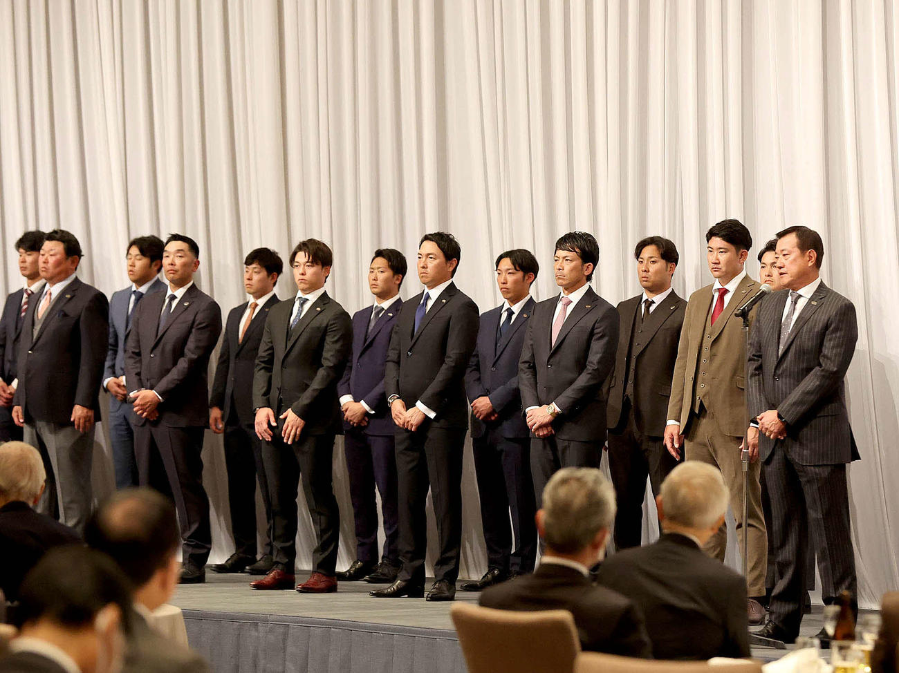 燦燦会であいさつする巨人原辰徳監督（右）（代表撮影）