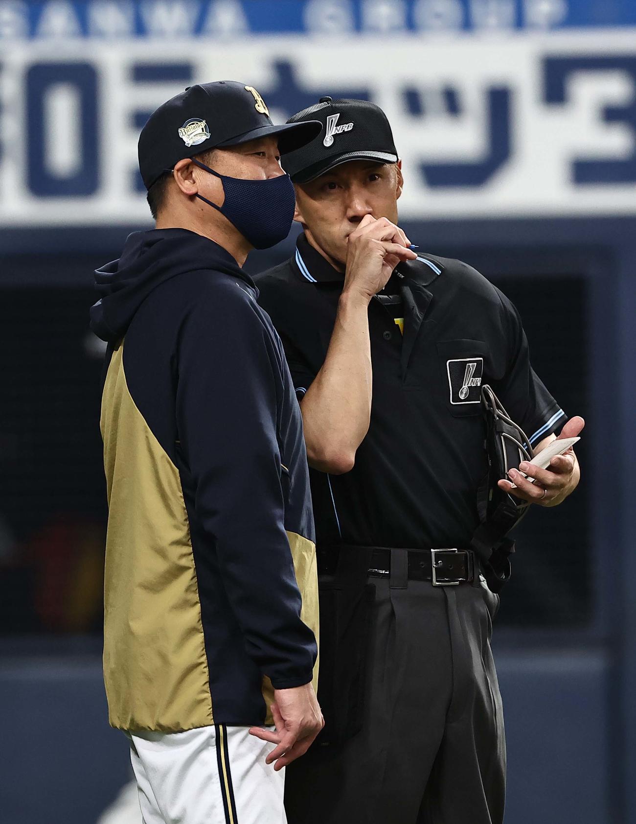 WBC強化試合　侍ジャパン対オリックス　選手交代を告げる中嶋監督（撮影・上田博志）