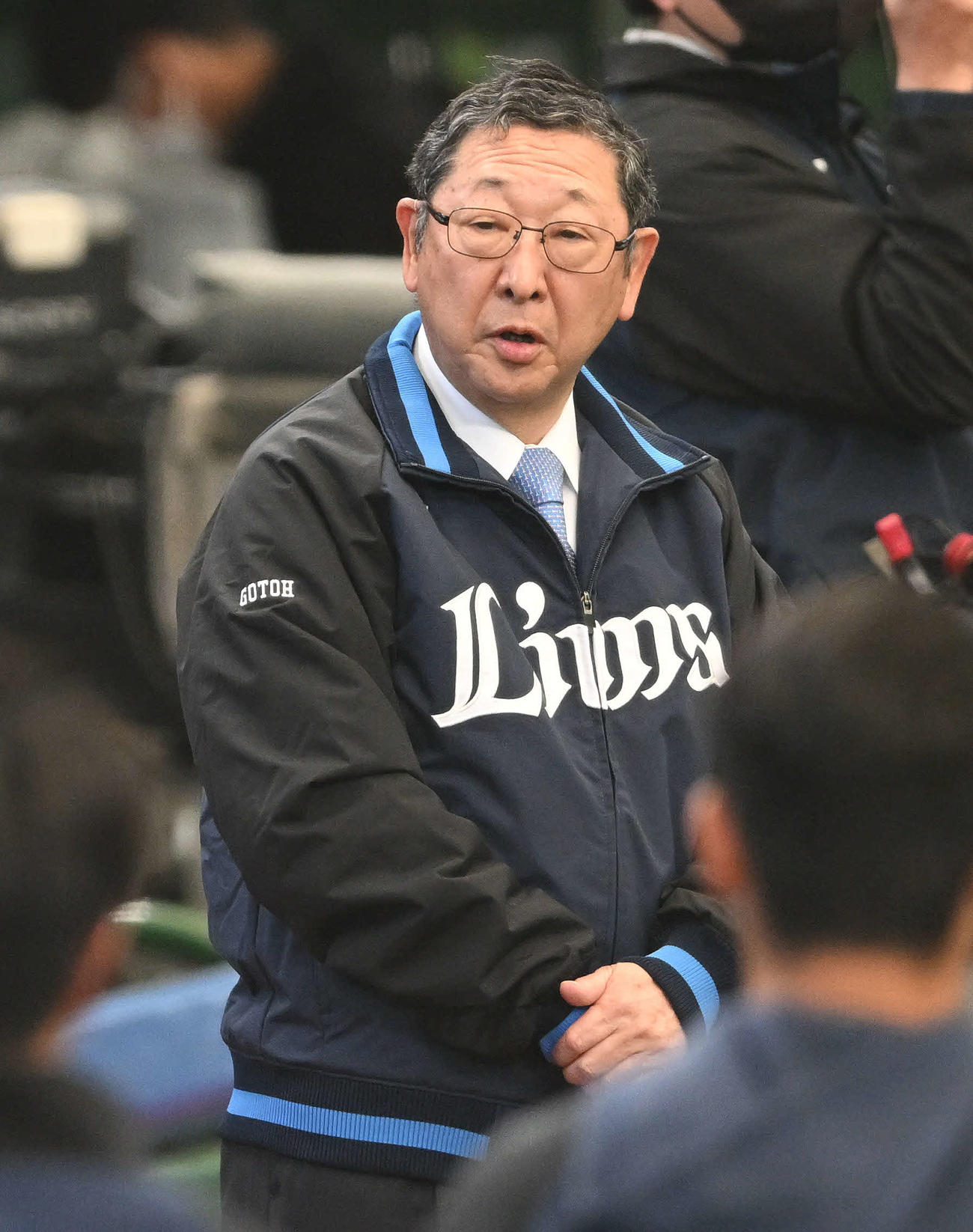 西武対中日　練習前に訓示する株式会社西武ライオンズ取締役オーナーの後藤氏（撮影・滝沢徹郎）