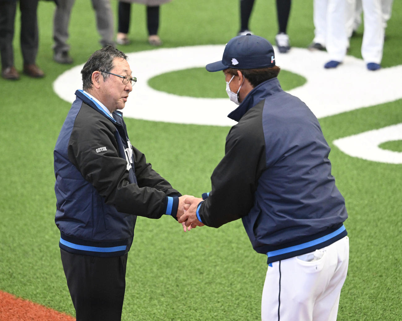 西武対中日　訓示を終えた株式会社西武ライオンズ取締役オーナーの後藤氏（左）は松井監督と握手を交わす（撮影・滝沢徹郎）