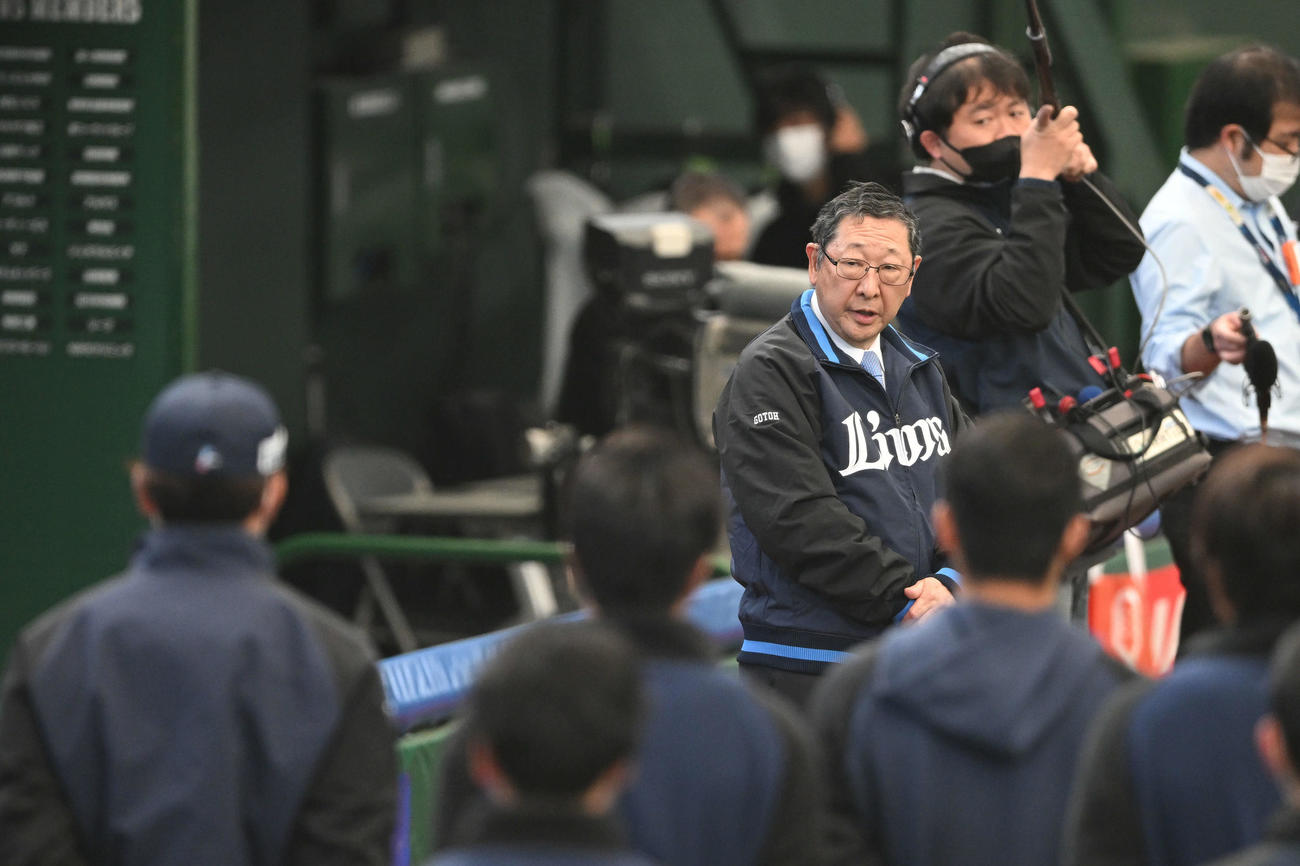 西武対中日　練習前に訓示する株式会社西武ライオンズ取締役オーナーの後藤氏（撮影・滝沢徹郎）