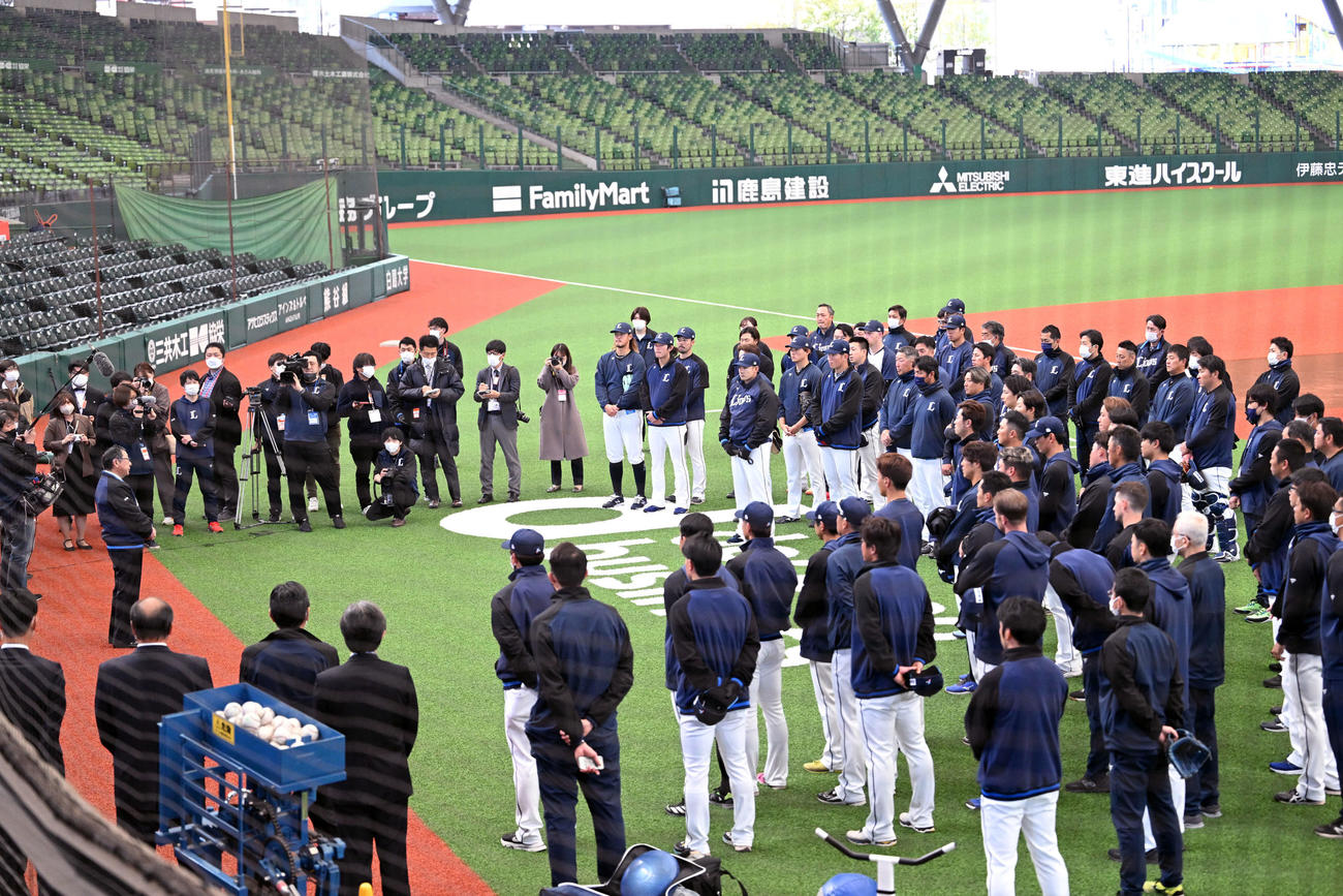 西武対中日　練習前に株式会社西武ライオンズ取締役オーナーの後藤氏の訓示を受ける選手たち（撮影・滝沢徹郎）