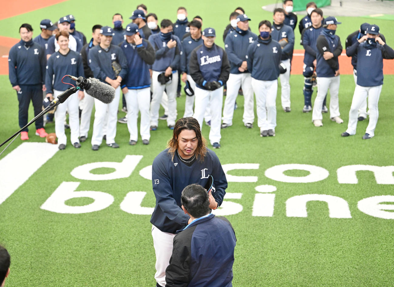 西武対中日　訓示を終えた株式会社西武ライオンズ取締役オーナーの後藤氏（手前）と握手を交わす高橋（撮影・滝沢徹郎）