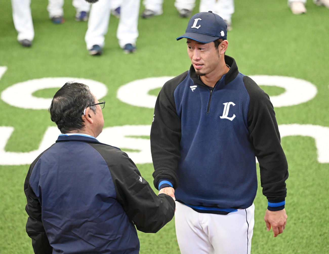 西武対中日　訓示を終えた株式会社西武ライオンズ取締役オーナーの後藤氏（左）は外崎と握手を交わす（撮影・滝沢徹郎）