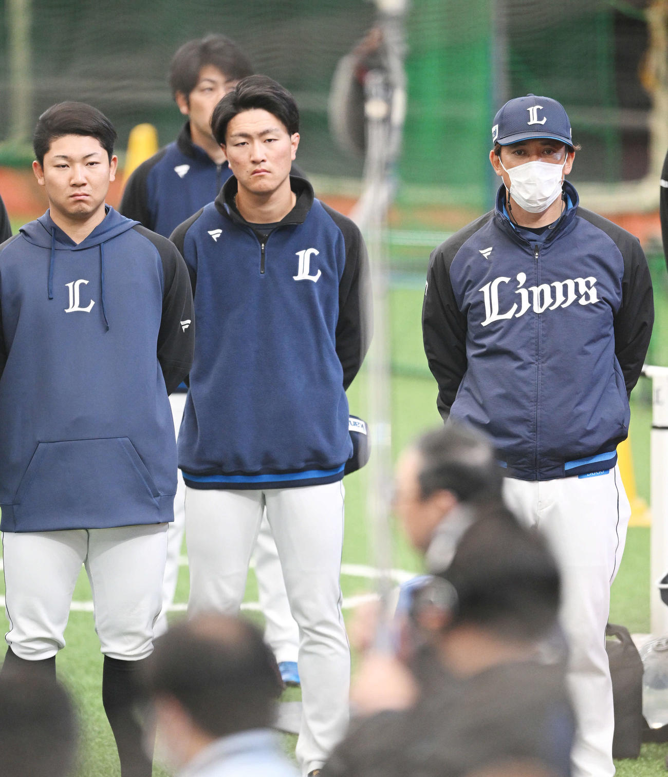 西武対中日　練習前に株式会社西武ライオンズ取締役オーナーの後藤氏の訓示を聞く松井監督（後方右）（撮影・滝沢徹郎）