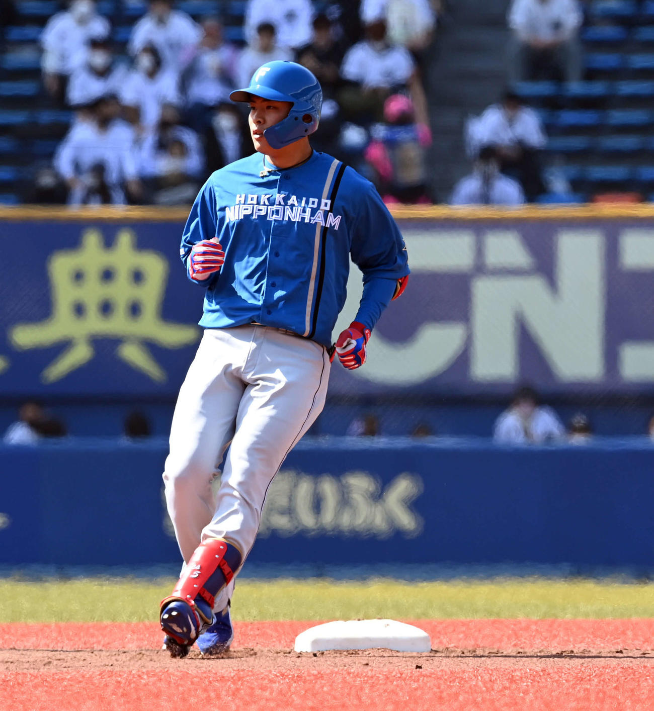 ロッテ対日本ハム　1回表日本ハム2死三塁、左前に適時二塁打を放った野村（撮影・たえ見朱実）