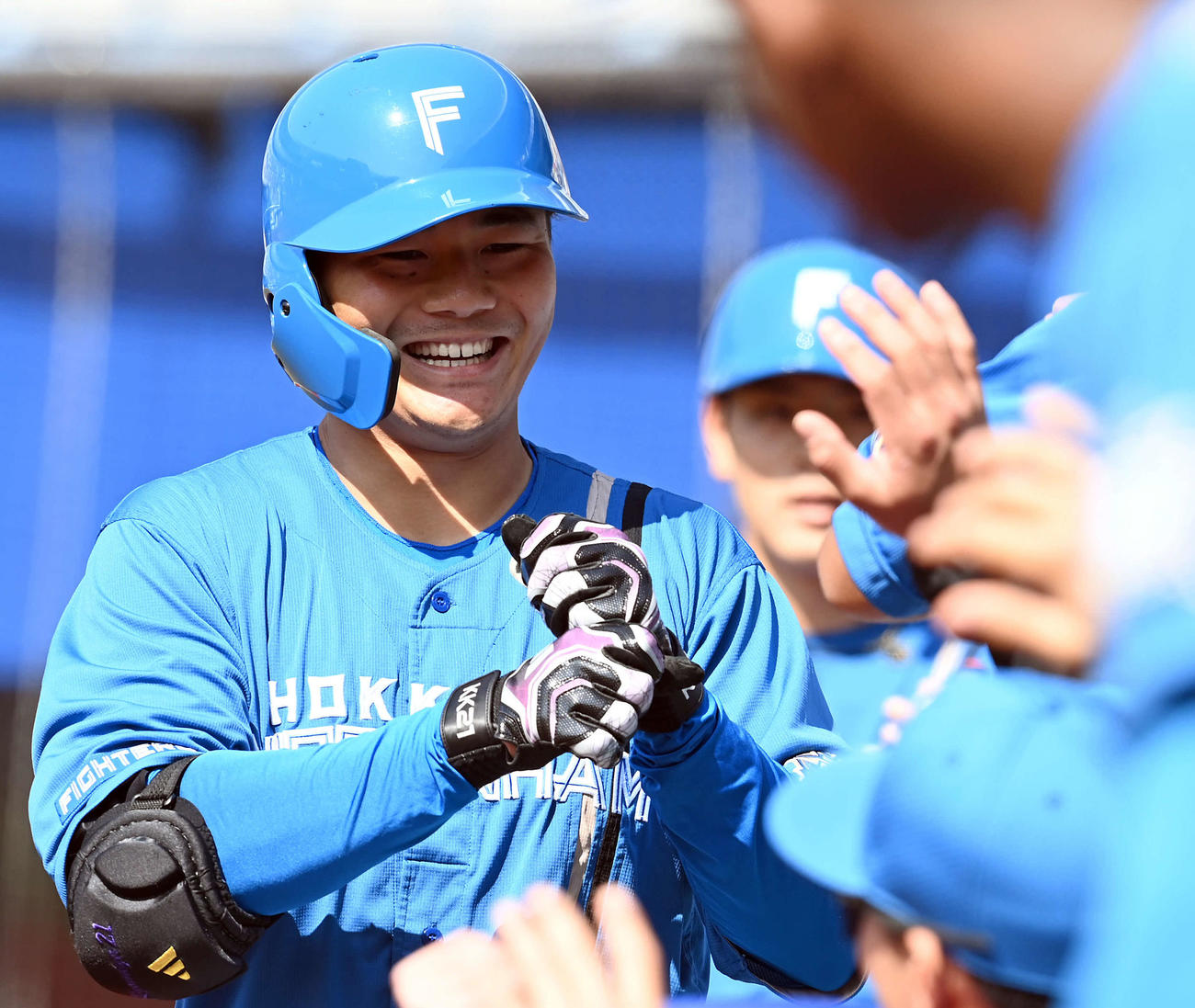 ロッテ対日本ハム　1回表日本ハム2死二塁、右越えに2点本塁打を放った清宮は、笑顔でペッパーミルパフォーマンスを決める（撮影・たえ見朱実）