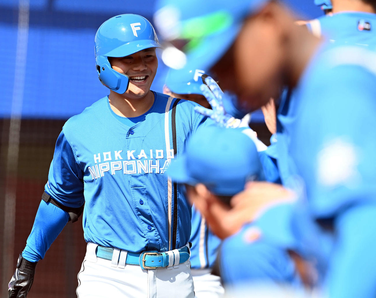 ロッテ対日本ハム　1回表日本ハム2死二塁、右越えに2点本塁打を放ち笑顔でナインとハイタッチをする清宮（撮影・たえ見朱実）