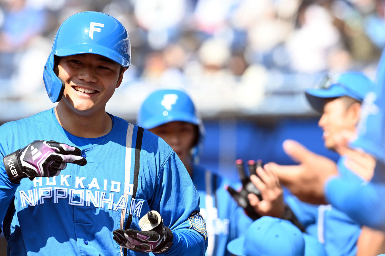 ロッテ対日本ハム　1回表日本ハム2死二塁、右越えに2点本塁打を放ち笑顔でポーズを決める清宮（撮影・たえ見朱実）