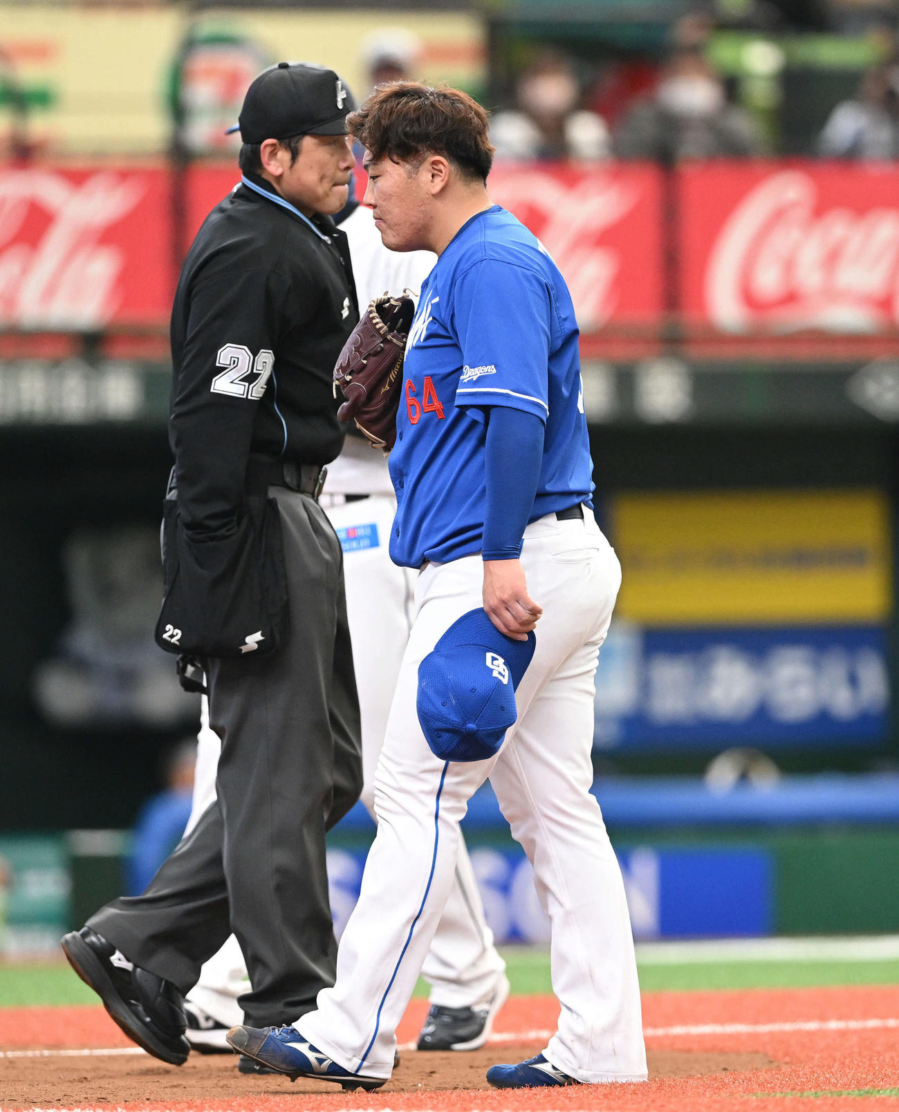 西武対中日　4回裏西武無死、ペイトンの頭部に死球を与え帽子を脱ぐ福島（撮影・滝沢徹郎）