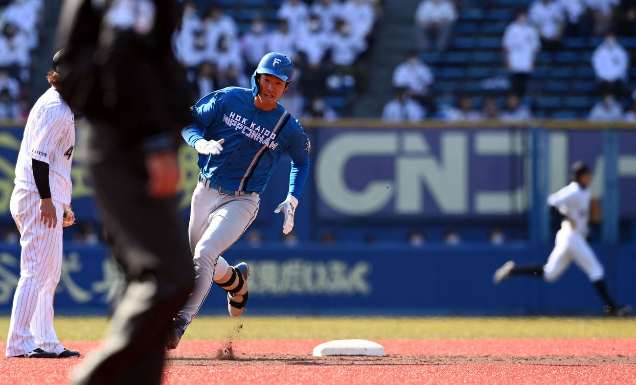 ロッテ対日本ハム　5回表日本ハム2死、相手の守備がもたつく間に激走しランニング本塁打を放った石井（撮影・たえ見朱実）