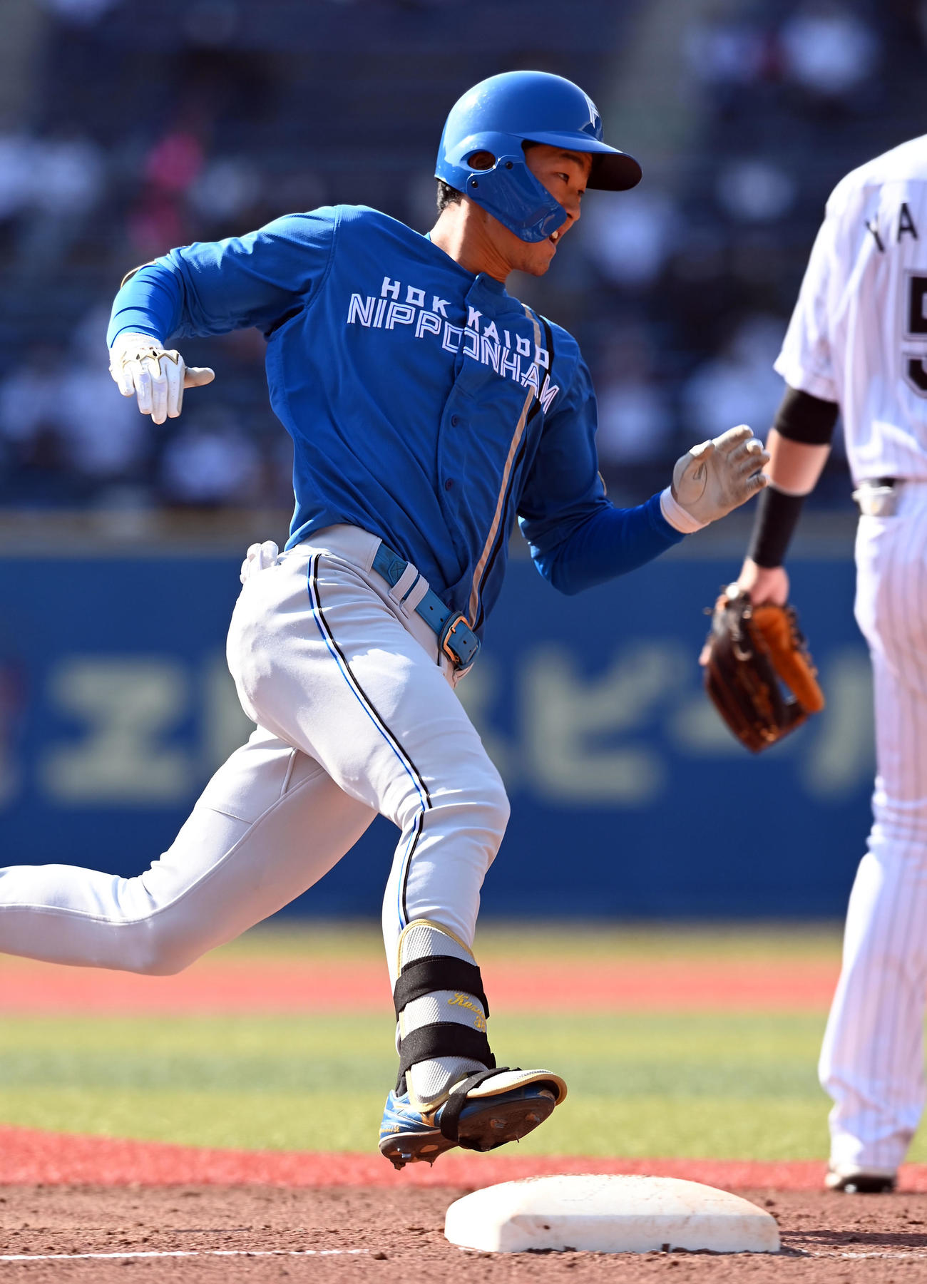ロッテ対日本ハム　5回表日本ハム2死、相手の守備がもたつく間に激走しランニング本塁打を放った石井（撮影・たえ見朱実）
