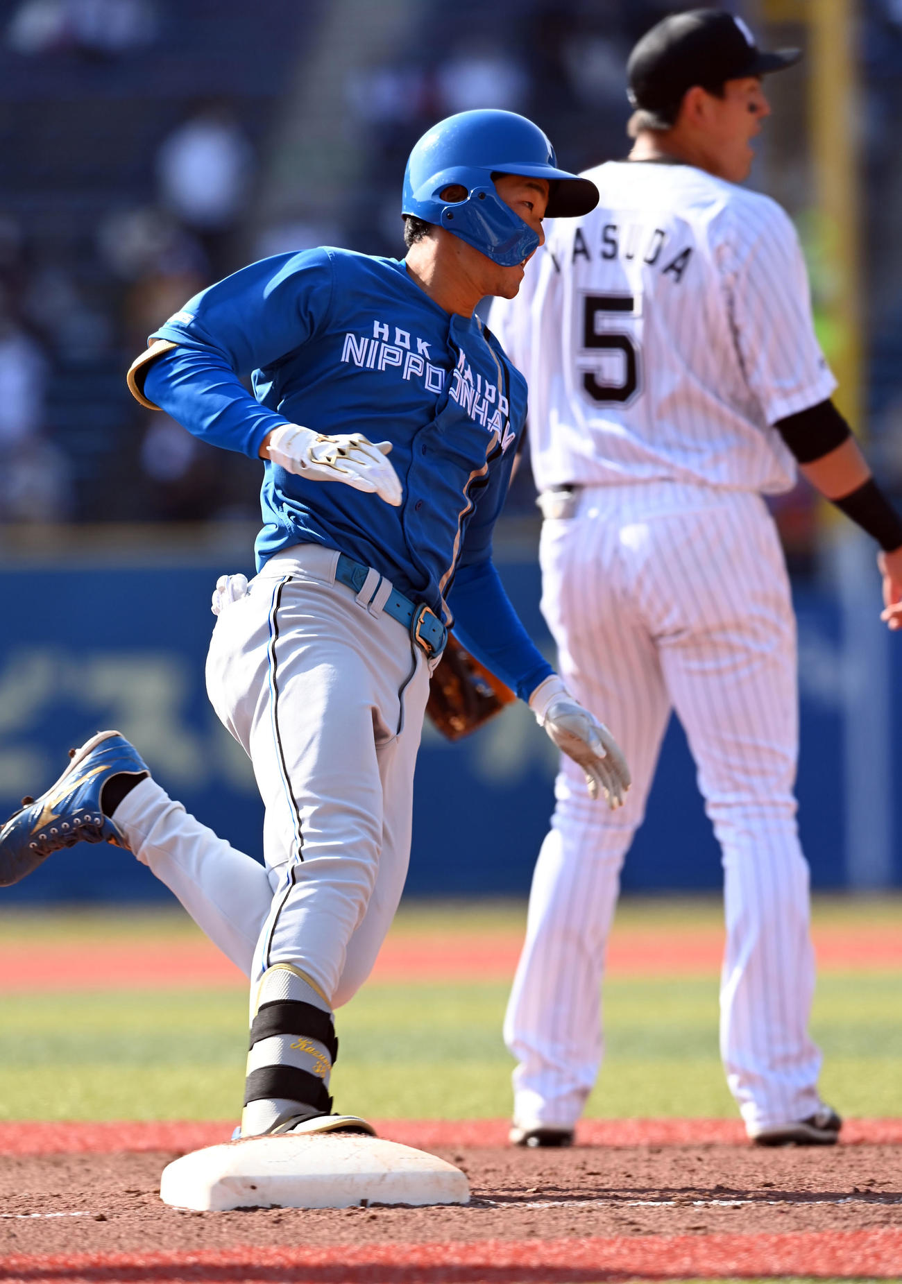 ロッテ対日本ハム　5回表日本ハム2死、相手の守備がもたつく間に激走しランニング本塁打を放った石井（撮影・たえ見朱実）