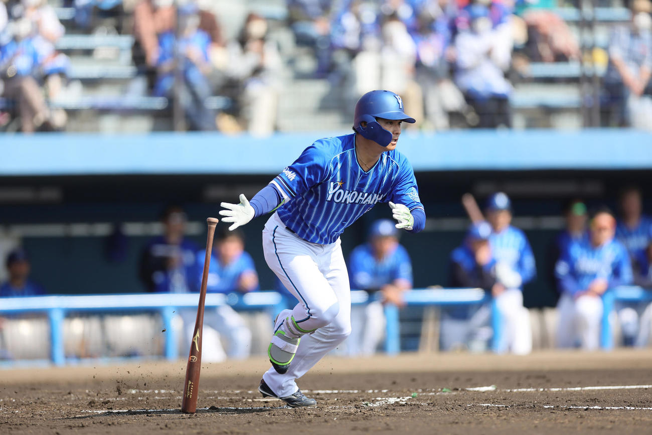 楽天対DeNA 2回表DeNA1死二塁、神里は右前打を放つ（撮影・足立雅史）