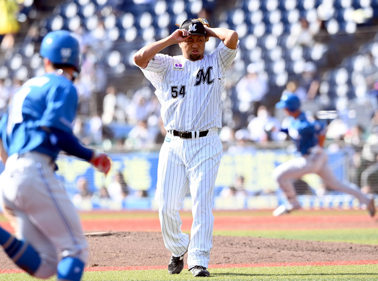 ロッテ対日本ハム　5回表日本ハム1死二塁、松本剛に適時二塁打を許した沢村は、悔しそうな表情を見せる（撮影・たえ見朱実）