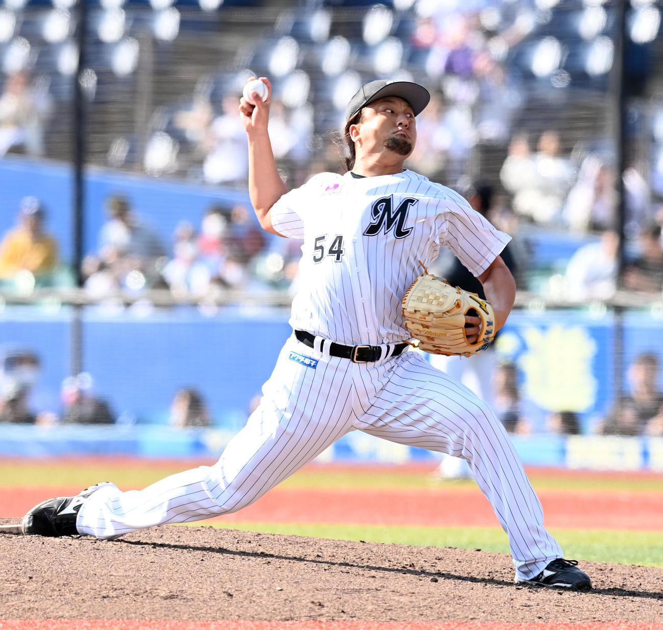 ロッテ対日本ハム　5回からマウンドに上がったロッテ沢村（撮影・たえ見朱実）