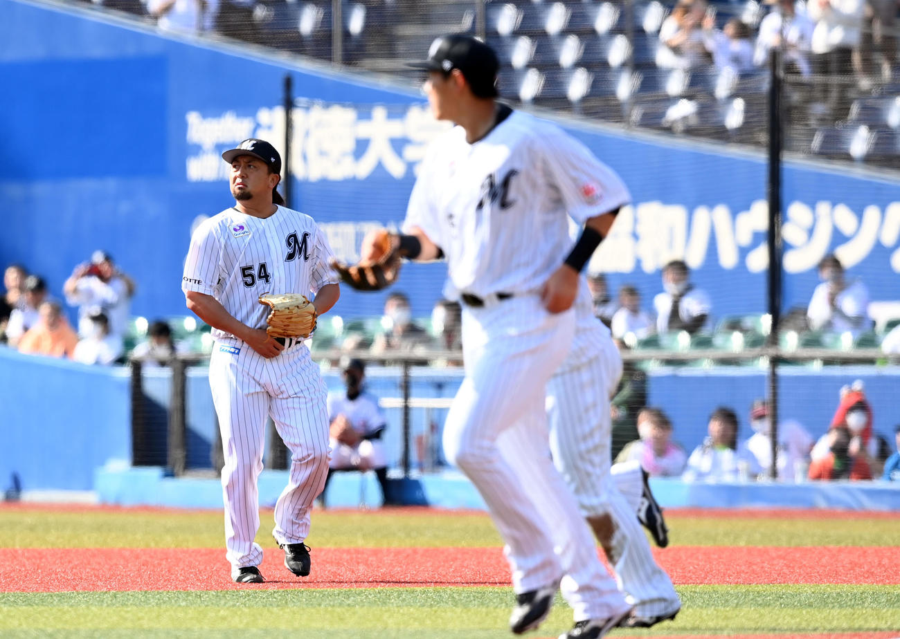 ロッテ対日本ハム　5回からマウンドに上がったロッテ沢村（撮影・たえ見朱実）