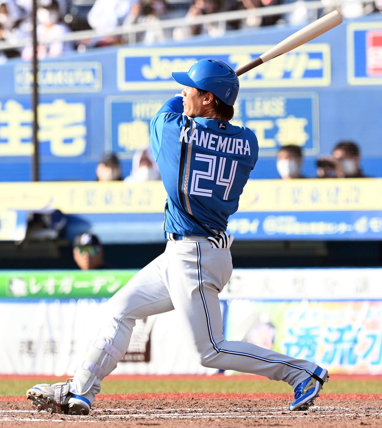 ロッテ対日本ハム　8回表日本ハム無死、金村のユニホームを借りて打席に立った代打福田光（撮影・たえ見朱実）