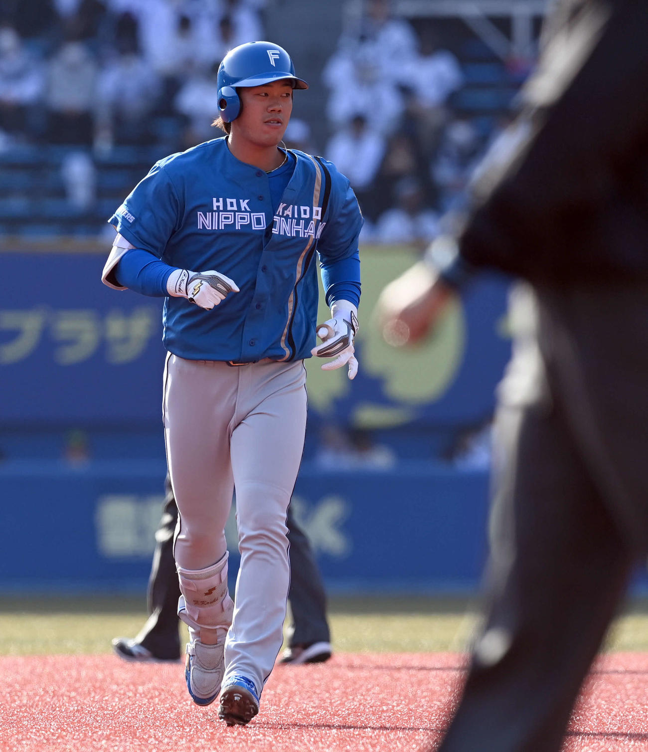 ロッテ対日本ハム　8回表日本ハム無死、ユニホームが間に合わず金村のユニホームを借りて打席に立った代打福田光だが、右飛に倒れる（撮影・たえ見朱実）
