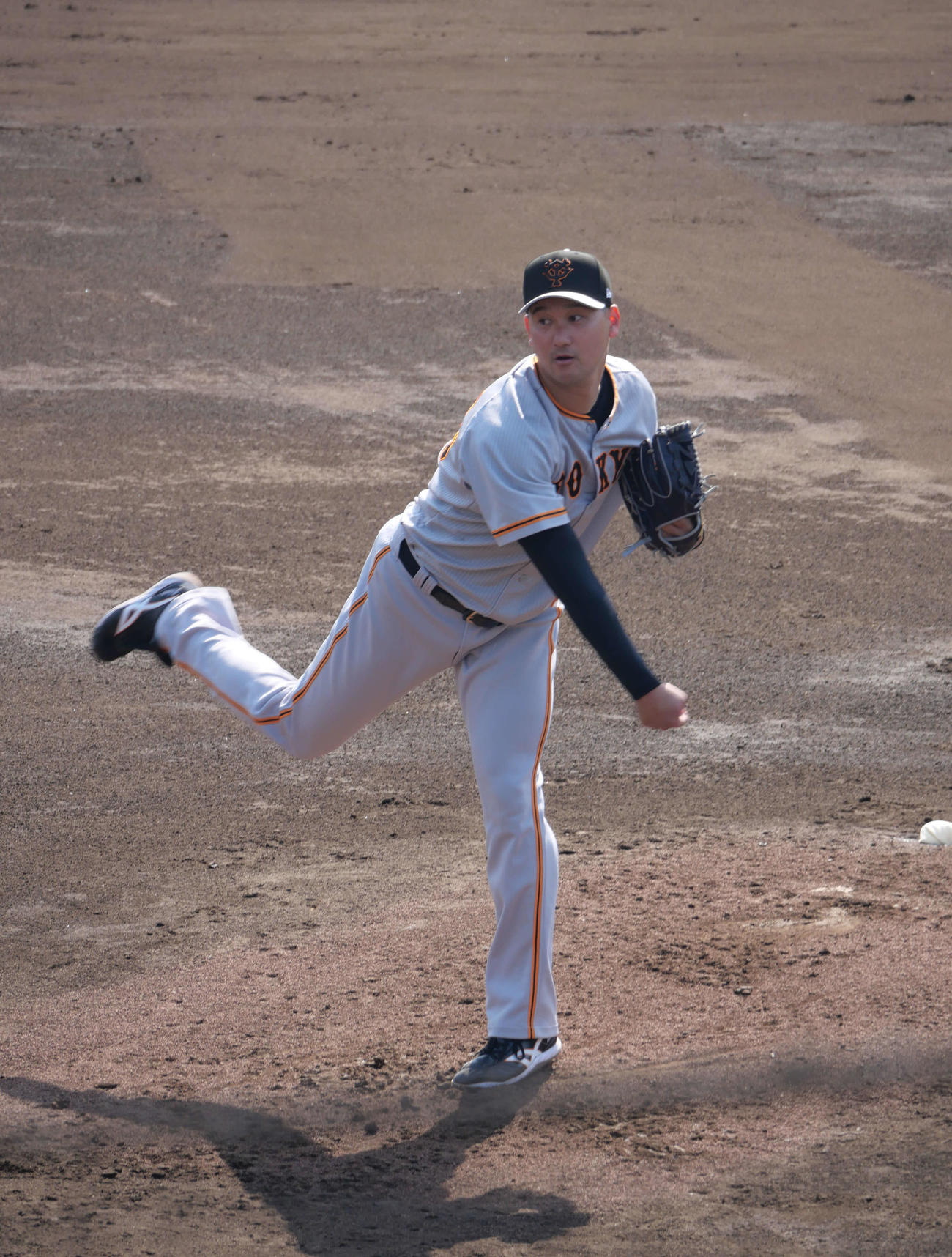シート打撃に登板する巨人三上（撮影・上田悠太）