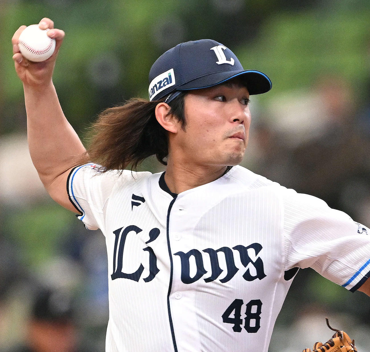 西武対中日　長髪をなびかせ投球する西武先発の今井（撮影・滝沢徹郎）