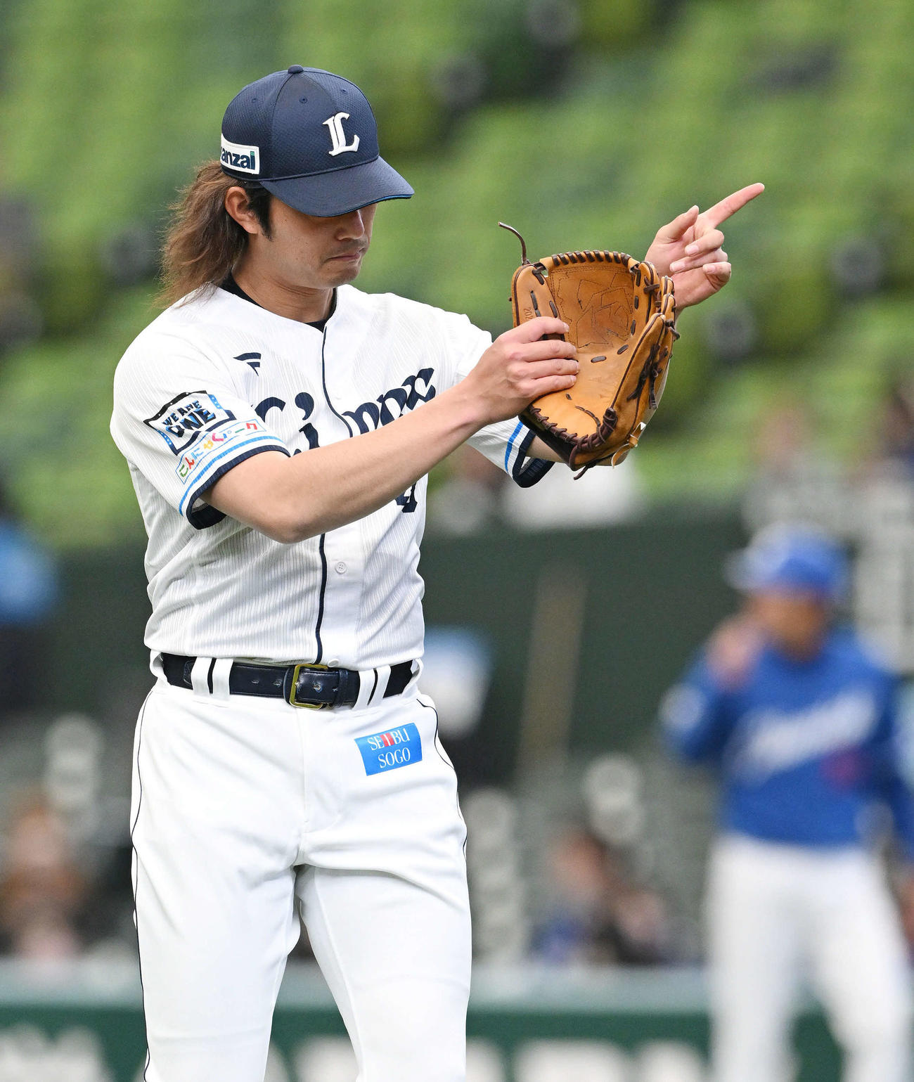 西武対中日　1回を投げ終えた西武先発の今井はナインを指さす（撮影・滝沢徹郎）