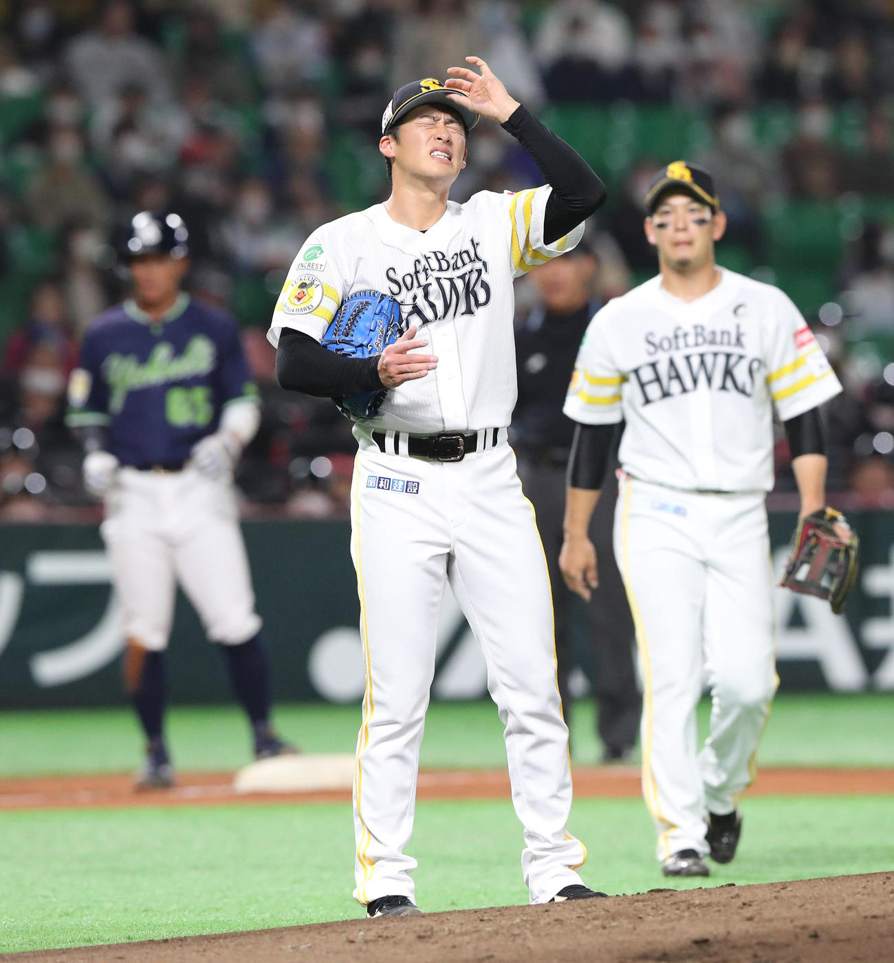 ソフトバンク対ヤクルト　2回表ヤクルト2死二塁、並木秀尊の打球が当たったのか痛そうな表情を浮かべる板東湧梧、降板する（撮影・梅根麻紀）