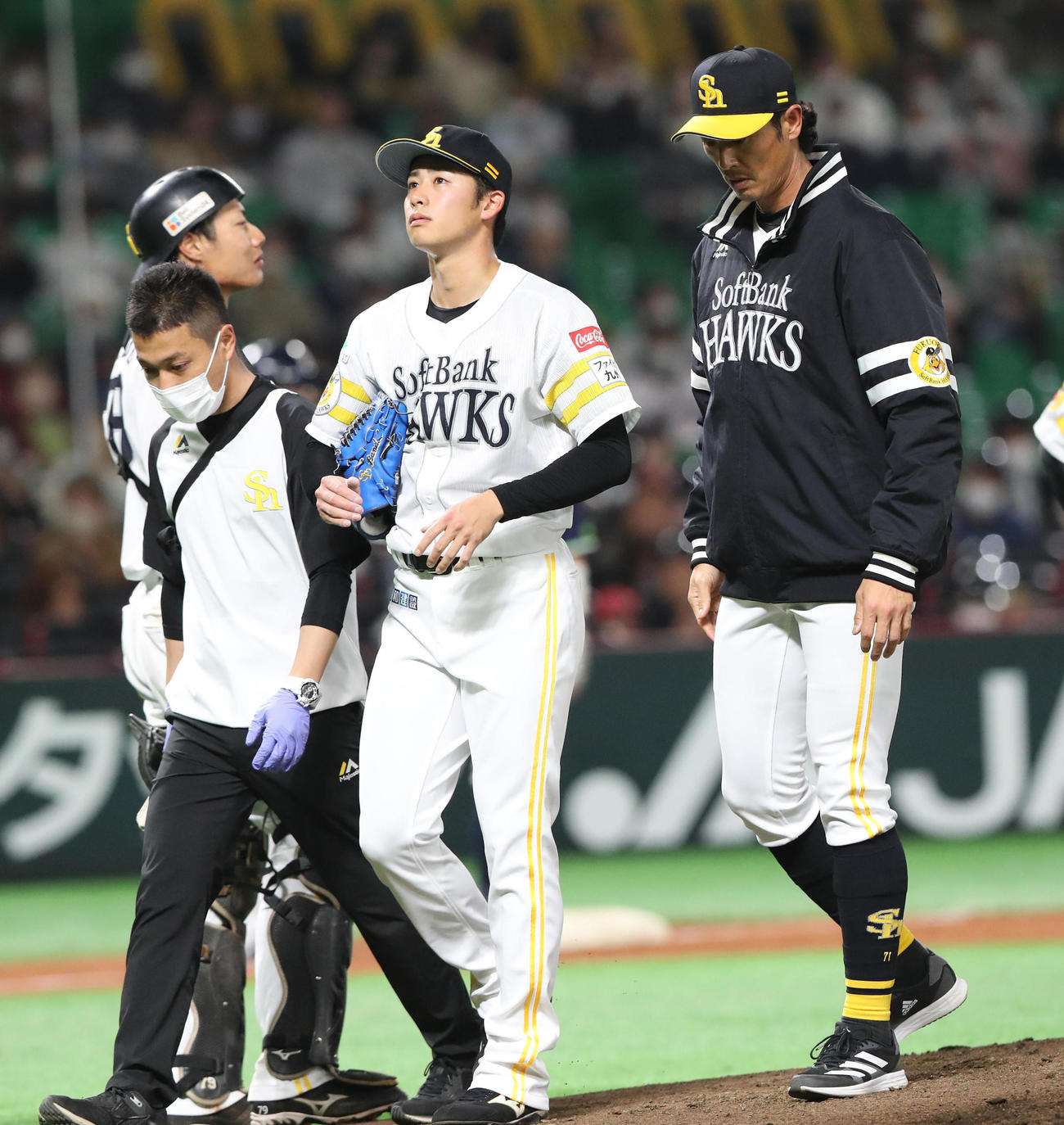 ソフトバンク対ヤクルト　2回表ヤクルト2死二塁、並木秀尊の打球が当たったのか痛そうな表情を浮かべる板東湧梧、降板する（撮影・梅根麻紀）