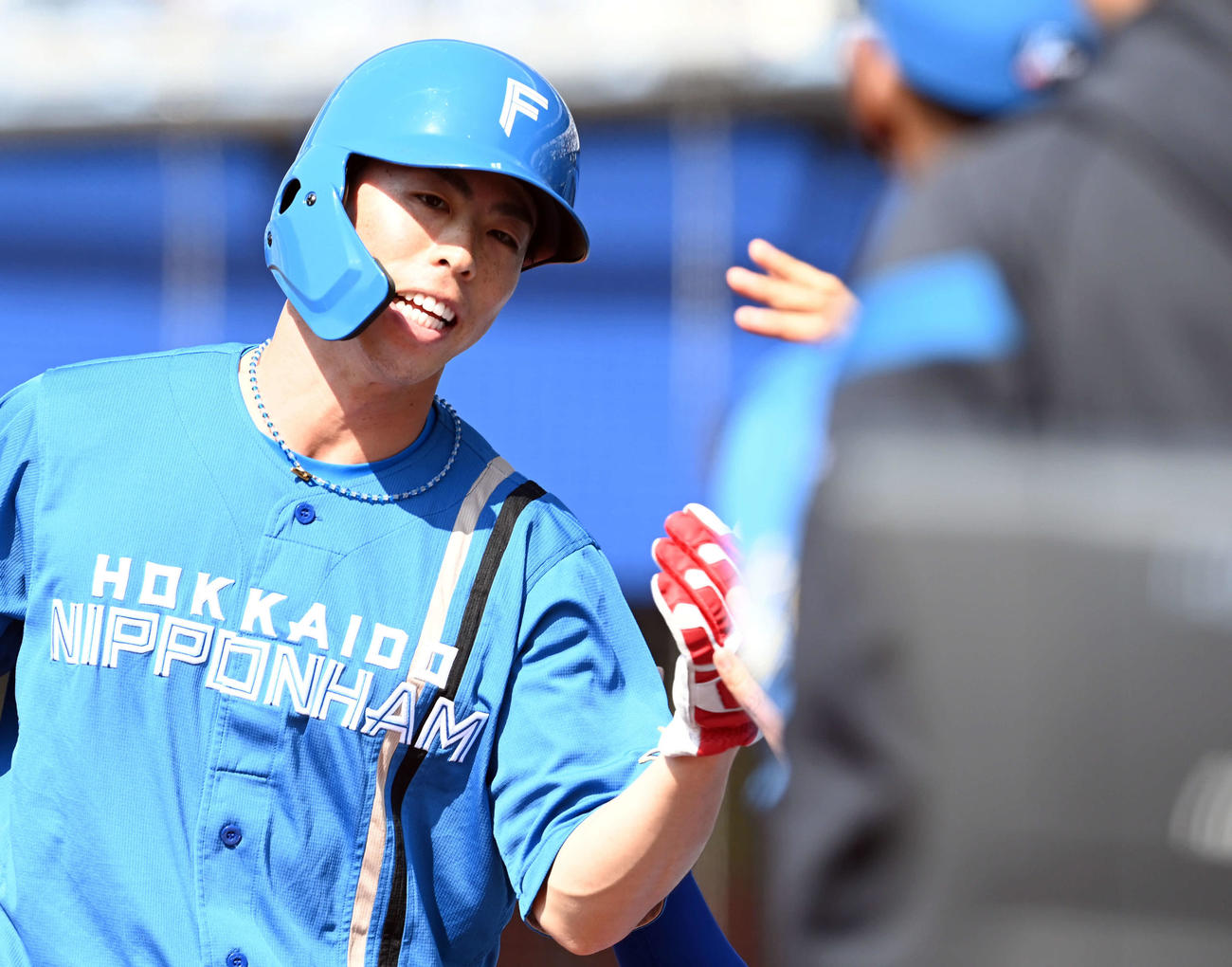 ロッテ対日本ハム　1回表日本ハム2死三塁、野村の適時二塁打で生還した五十幡（撮影・たえ見朱実）